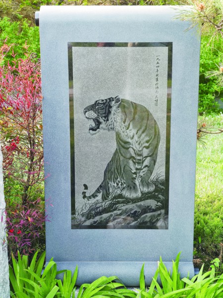 这幅老虎形象的影雕画朱建伟最为满意
